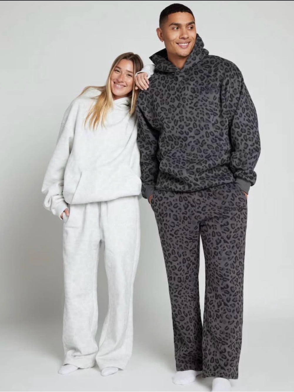 COMFRT Oversized Hoodie - SNOW LEOPARD - Picture 2 of 6
